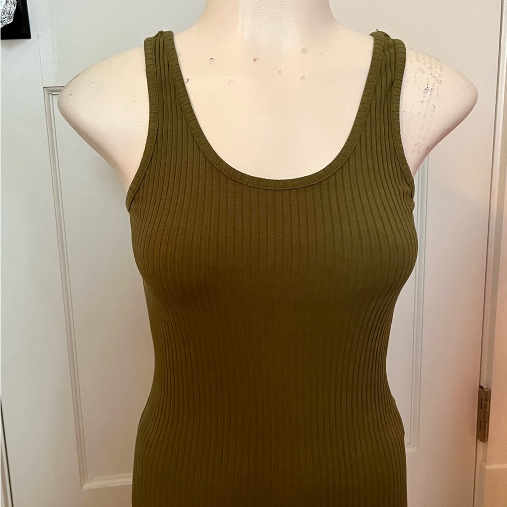 Three dots stretch tank
